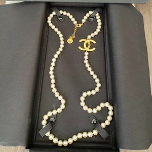 CHANEL 23A ICONIC BIG GOLD CC LOGO PEARL NECKLACE BUTTON CHARM